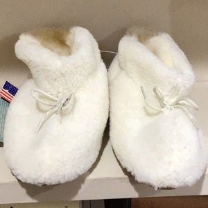 NWT Love ❤️Mates microfiber Sherpa booties size 6 1/2-7 1/2